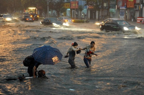 臺(tái)風(fēng)過(guò)后暴雨肆虐，智能門(mén)窗為生活添一份舒心